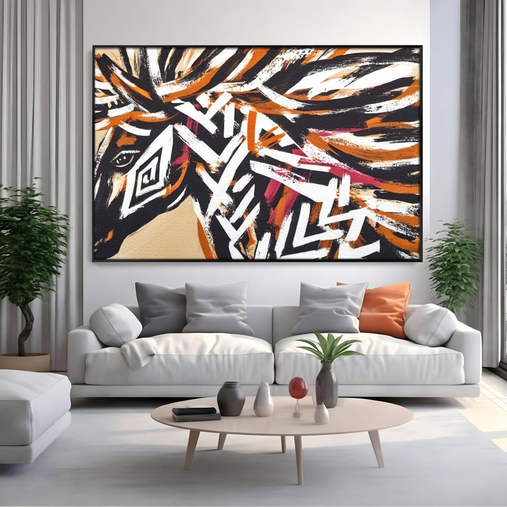 Tablou canvas cu pictura cu cap de cal tribal, in rama de aluminiu negru, pe perete intr-un living